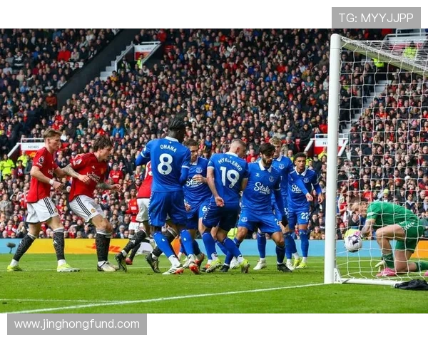 利物浦与曼联激战正酣 双方全力争夺英超荣耀与宿敌之战