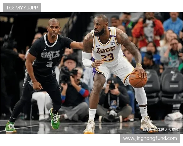 湖人与太阳激战精彩纷呈 詹姆斯与布克对决引爆全场热情